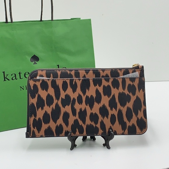 Kate Spade Lucy Medium L-Zip Wristlet
COLOR:
Multi
NWT - Picture 12 of 16